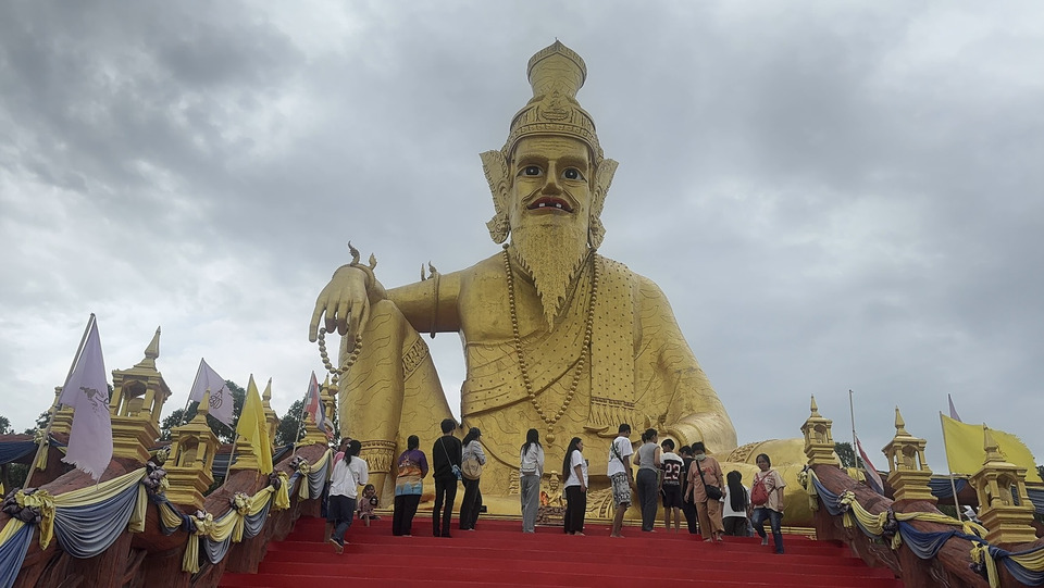 วันพระใหญ่คึกคัก! ปทุมธานีคนแห่ขอพร “อาศรมฤาษีเณร” ส่องเลขอ่างน้ำมนต์     