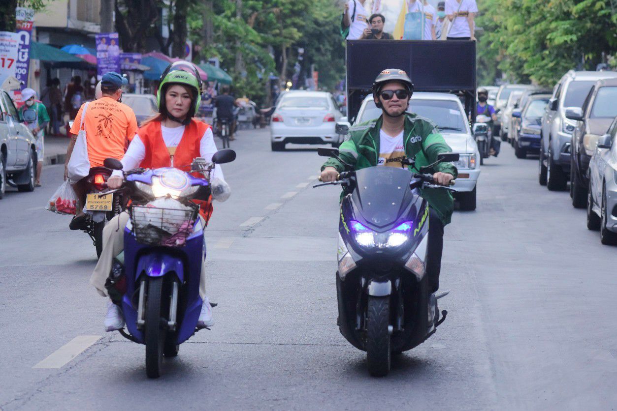 "พี่เต้"ควง"มาดามอ้อ"สวมบท"พี่วิน-ไรเดอร์"หาเสียงตลาดราชวัตร ชูนโยบายให้"พี่วิน-ไรเดอร์"ทำงานอย่างสมศักดิ์ศรี
