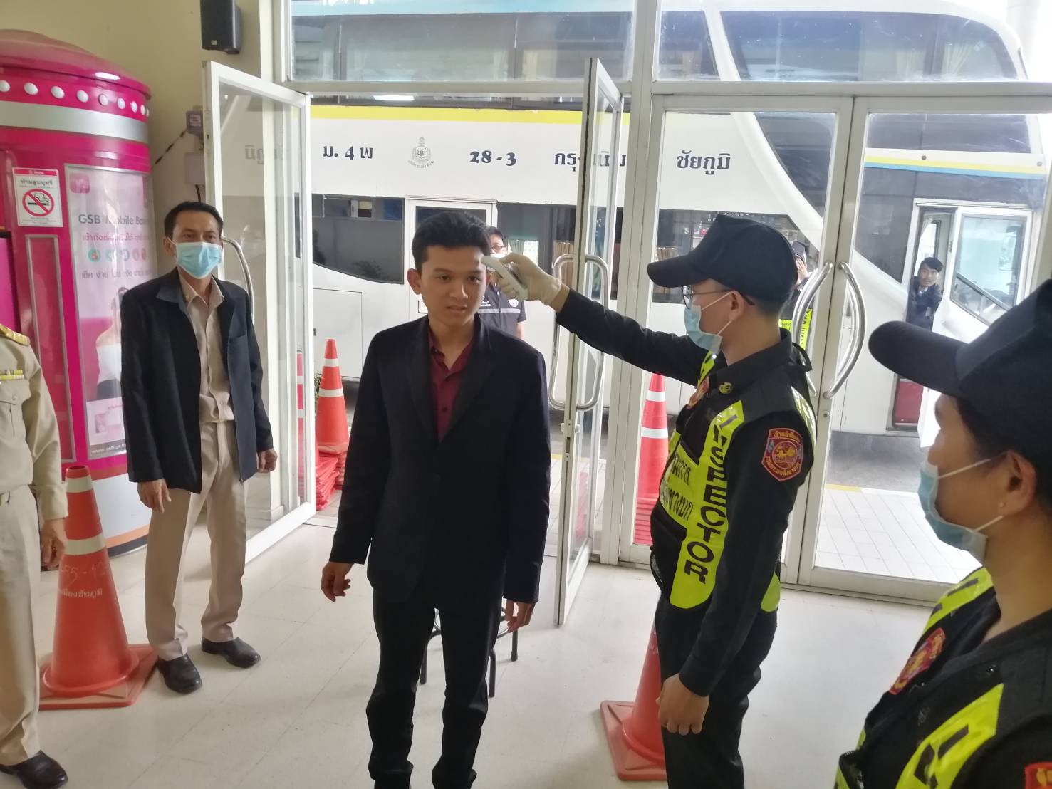 ผู้ว่าฯชัยภูมิ เข้มขนส่งตั้งจุดคัดกรองผู้โดยสารขาเข้าทุกคนทุกพื้นที่ป้องกันโควิด