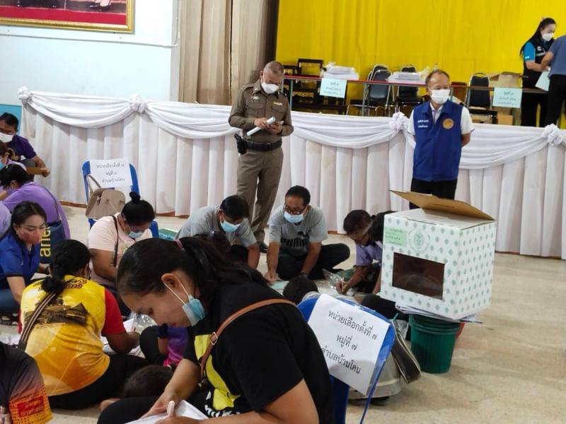 กกต.อุตรดิตถ์ ส่งมอบหีบบัตรเลือกตั้ง-อุปกรณ์ เตรียมพร้อมเลือกตั้ง ส.ส.พรุ่งนี้