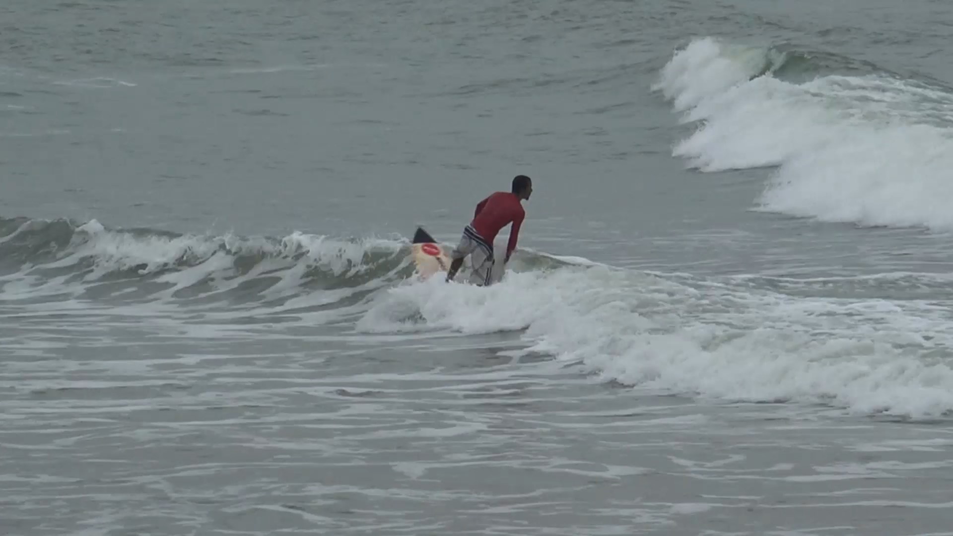 คลื่นลมแรงนำซัพบอร์ดมาเล่นโต้คลื่นชายหาดสมิหลาอย่างสนุกสนาน