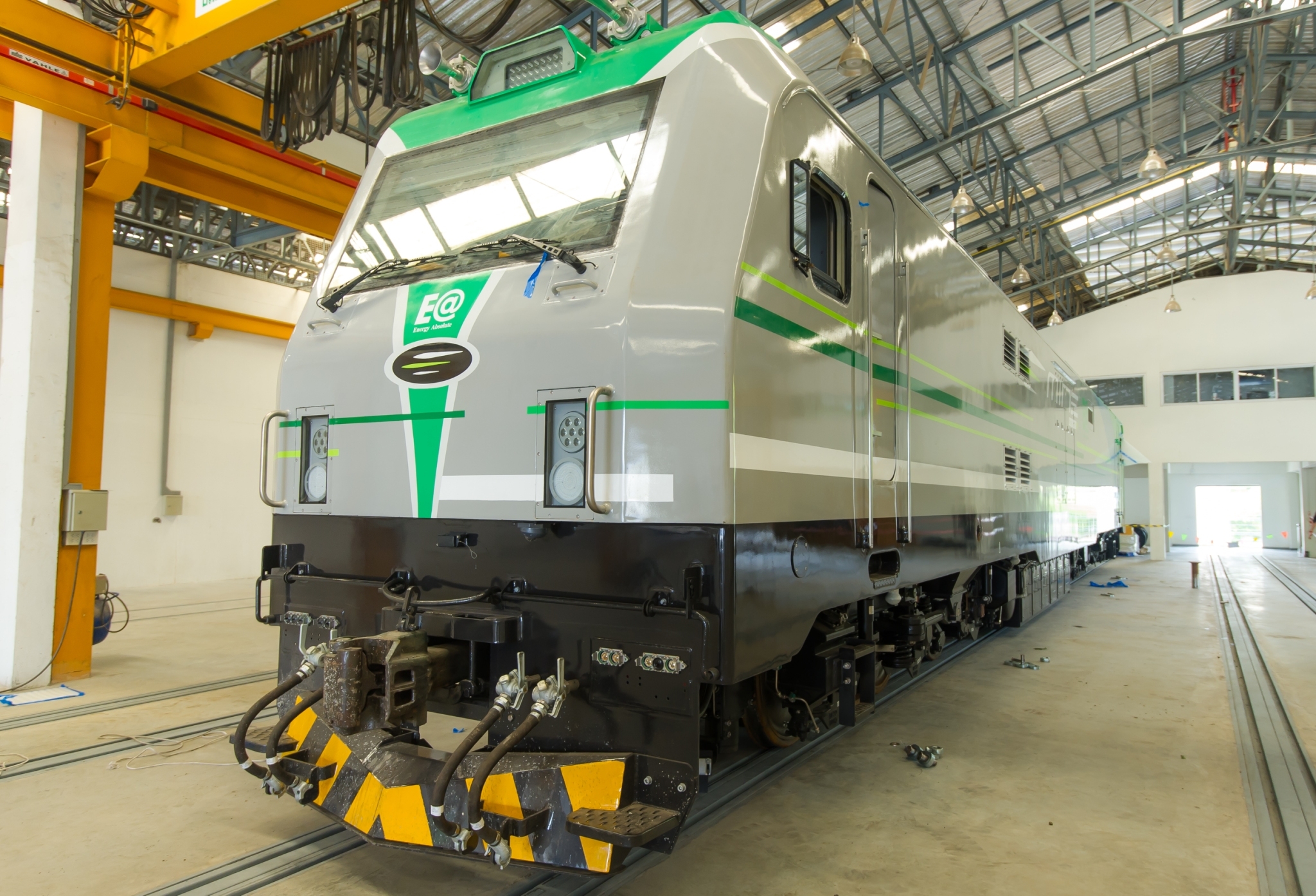 หัวรถไฟ EV ถึงไทยแล้ว พร้อมทดสอบสับเปลี่ยนขบวนที่สถานีบางซื่อปีนี้ เทียบหัวรถดีเซลประหยัดต้นทุนพลังงานได้กว่า 40%