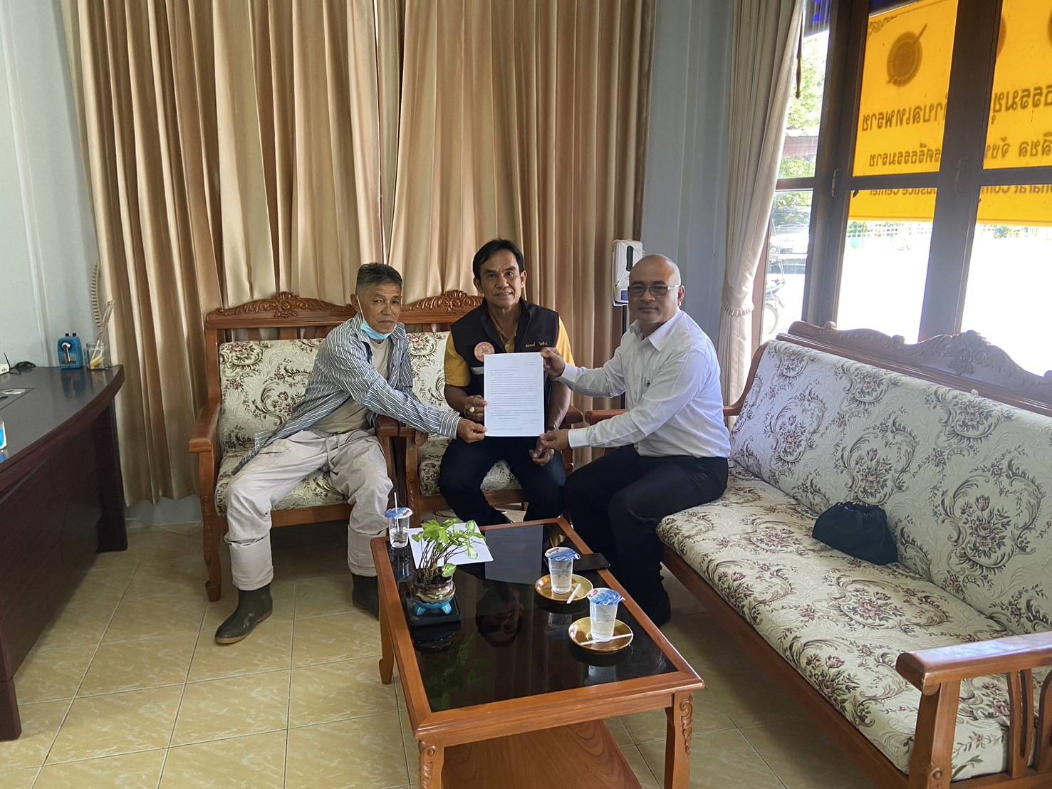 พี่น้องประชาชน อาจารย์มหาลัยดังประสานความร่วมมือ อบต.เทพราช พัฒนาถนนริมชลประทาน