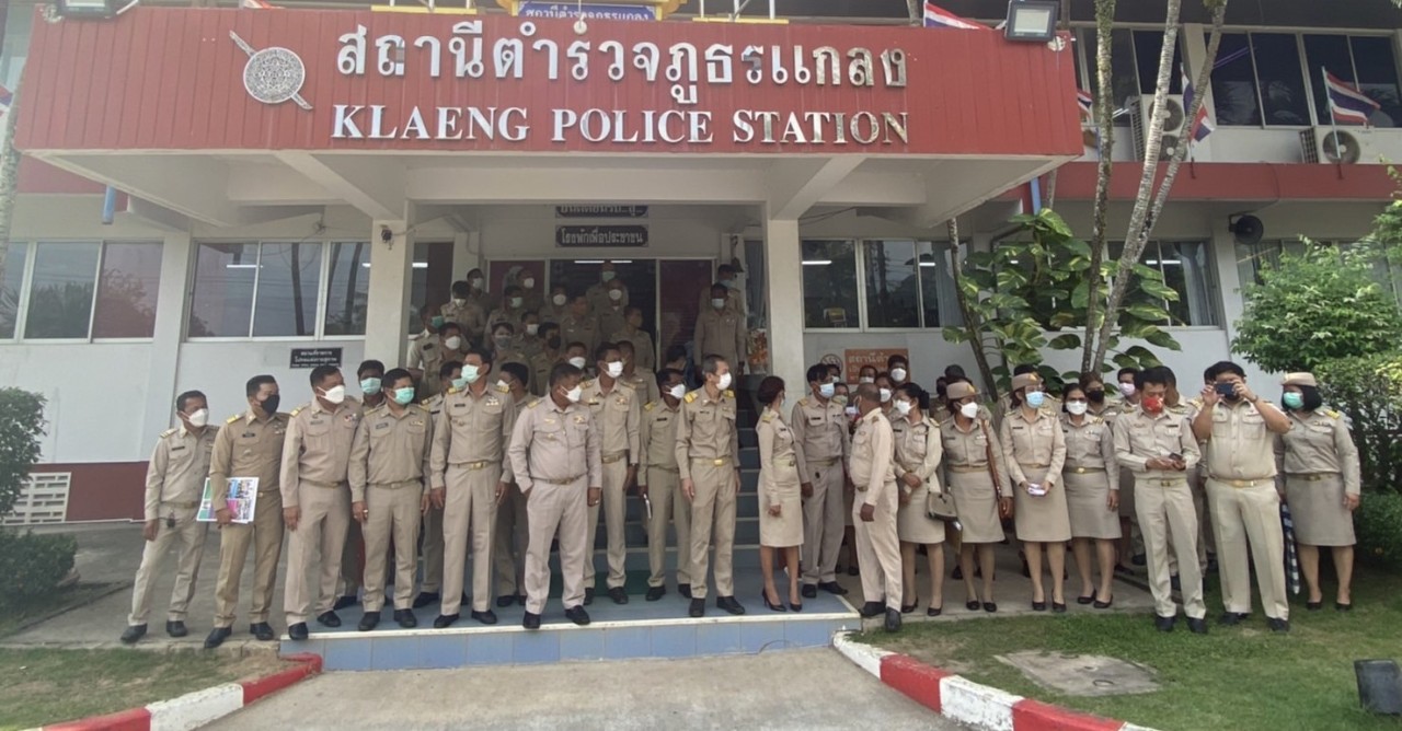 โรงพักแตก 495 กำนันผู้ใหญ่บ้าน ส่งประธานชมรมกำนันผู้ใหญ่บ้านรับทราบข้อกล่าวหา หลังถูก สส.ระยองฟ้องหมิ่น