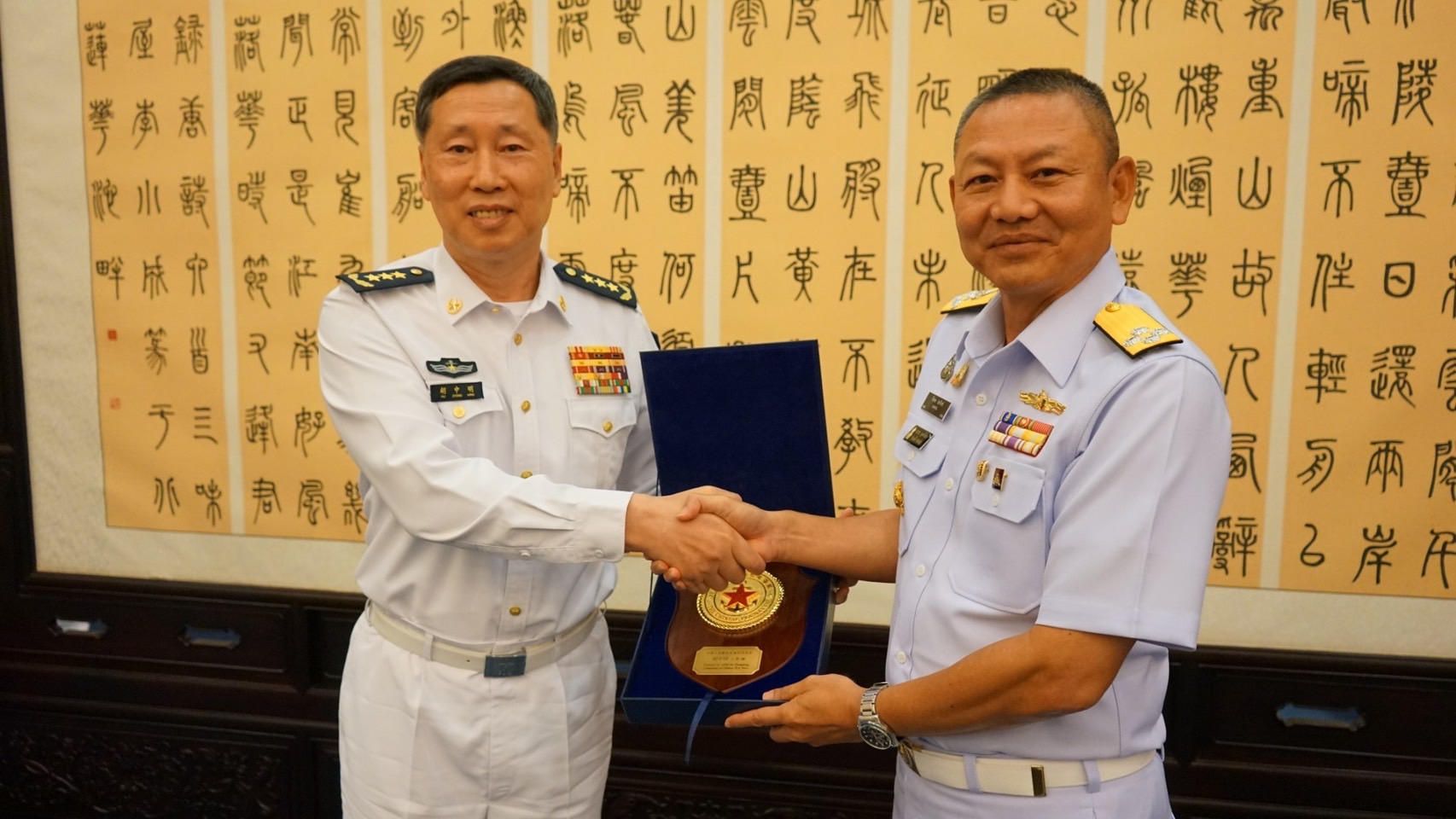 ผบ.ทร.เยือนจีน จับมือ ผบ.ทร.จีน ถกความร่วมมือ ลงนาม TOR ทร.ไทย-จีน 