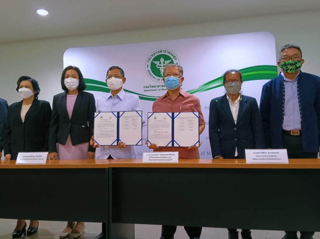 กลุ่มเกษตรอินทรีย์เพชรลานนา MOU เดินหน้าการวิจัยกัญชาทางการแพทย์ 