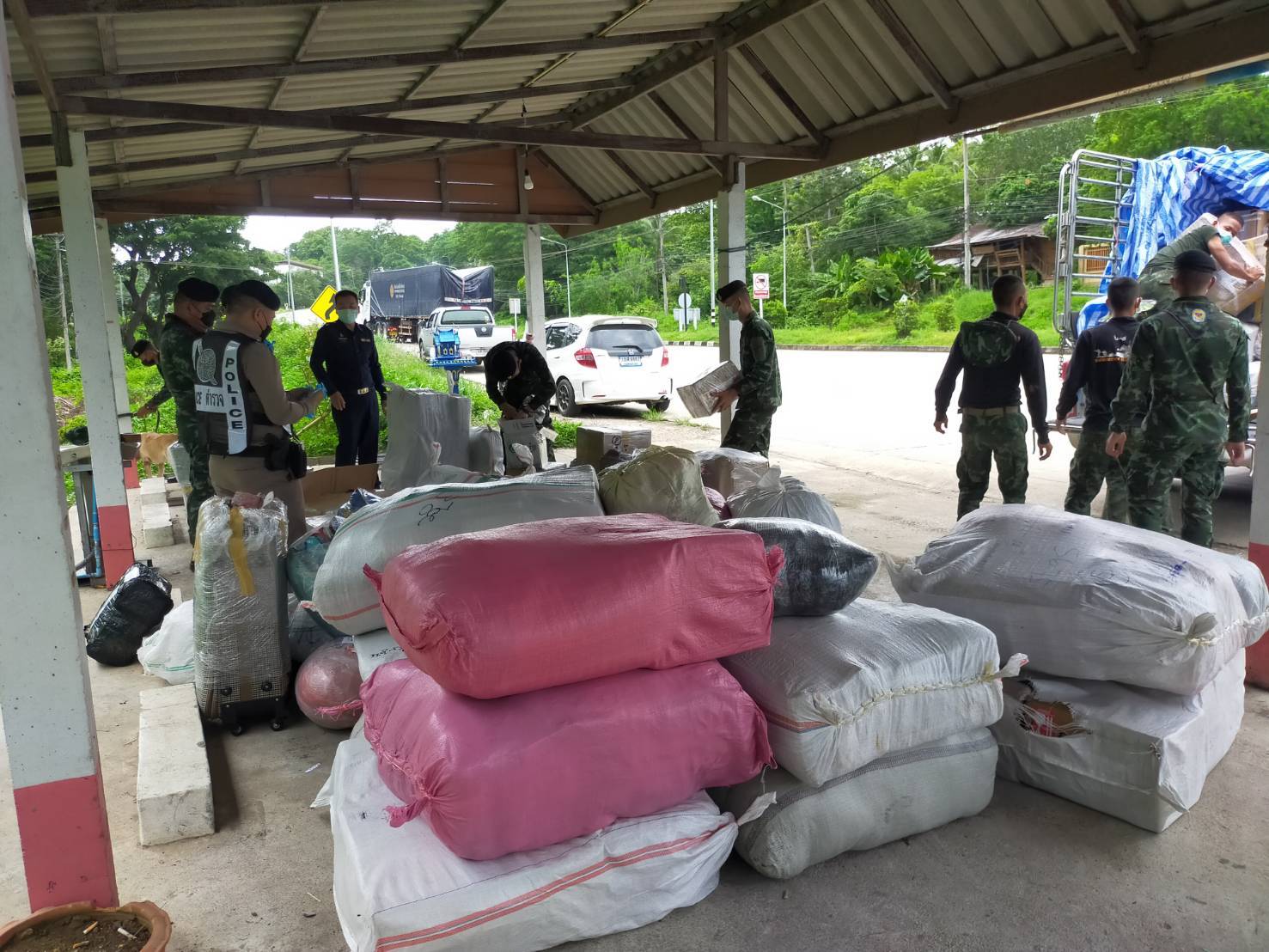 รวบสินค้าต้องสงสัยหนีภาษีศุลกากร ที่ด่านความมั่นคงห้วยหินฝน ชายแเดนแม่สอด
