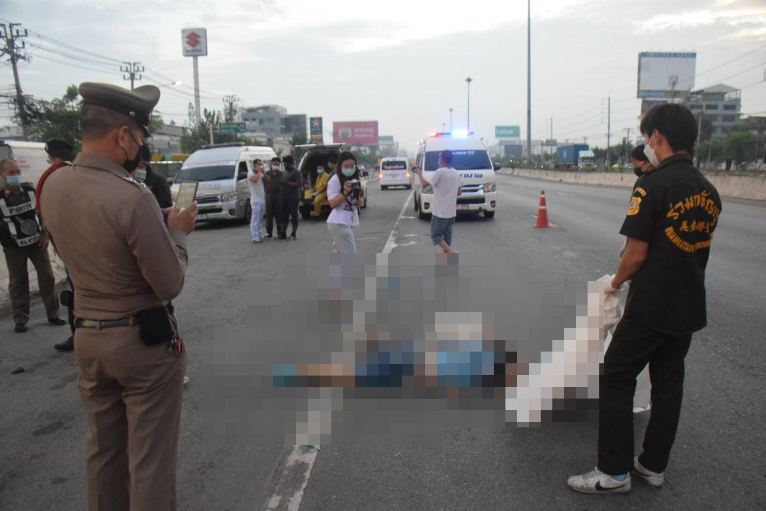 สาวใหญ่โดดสะพานลอยให้รถทับสมองกระจาย  ค้นตัวพบบัตรบริจาคร่าง-ยารักษาโรคความดัน 