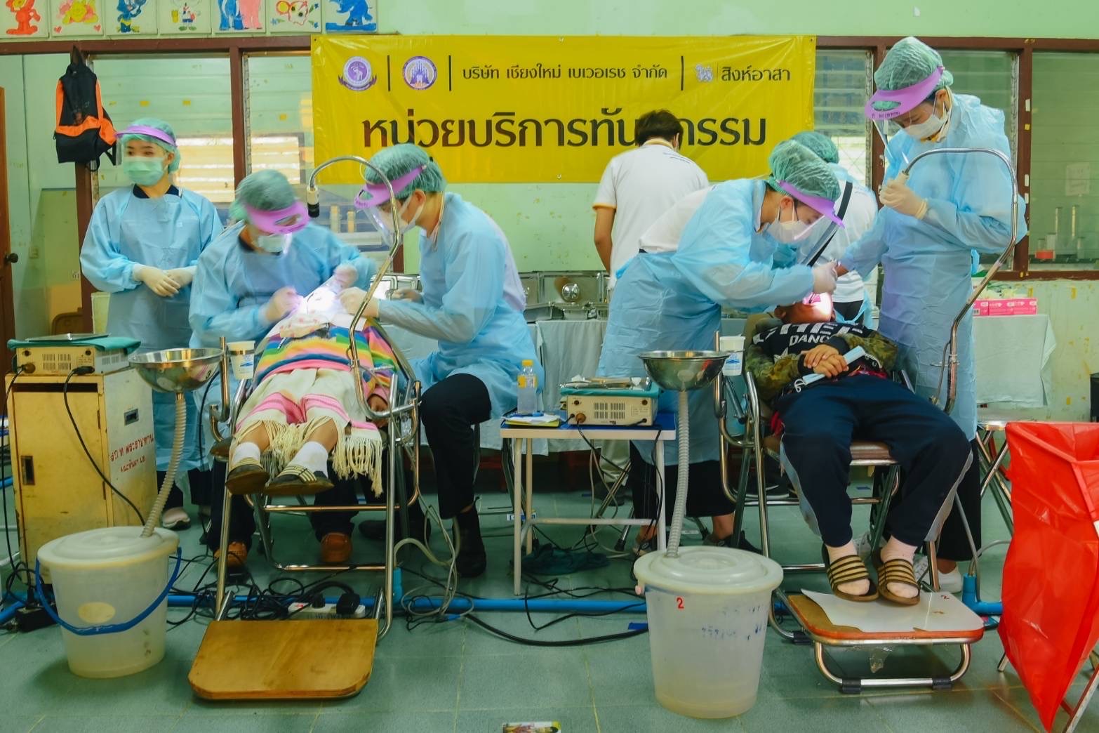นศ.แพทย์ - ทันตะ ม.เชียงใหม่ - ม.พะเยา ร่วมสิงห์อาสา ออกหน่วยแพทย์ดูแลชาวบ้านบนดอยเชียงใหม่
