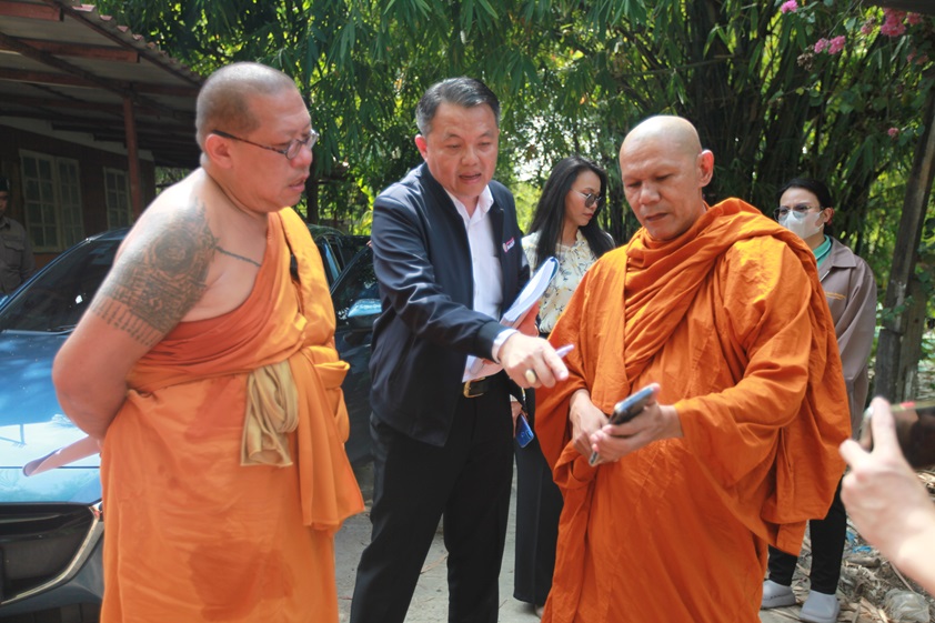 'หลวงพี่น้ำฝน'ช่วยทีมพระวินยาธิการหนองเสือปทุมธานีบุกทลายแหล่งมั่วสุมจับพระนอกรีตสึกทั้งบาง