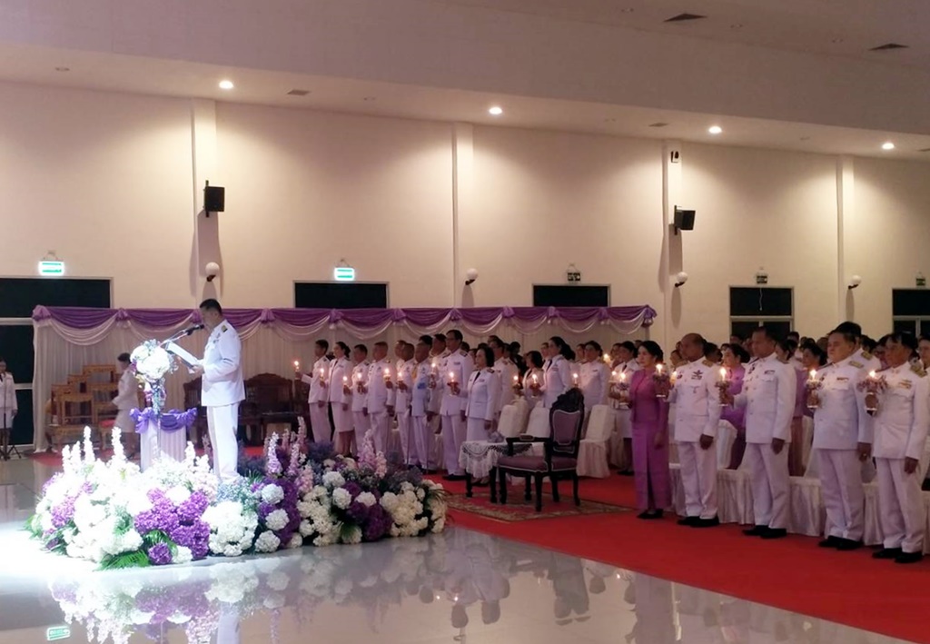 ร้อยเอ็ด จัดพิธีถวายเครื่องราชสักการะวางพานพุ่มและพิธีจุดเทียนถวายพระพรชัยมงคล เนื่องในวันเฉลิมพระชนมพรรษา 
