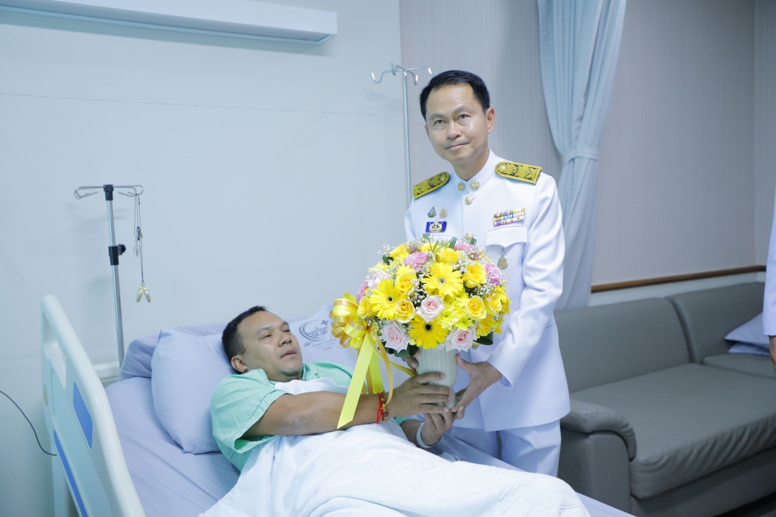 ผู้ว่าฯบุรีรัมย์  เชิญดอกไม้และตะกร้าสิ่งของพระราชทาน มอบกำลังพลบาดเจ็บ จากการสู้รบ