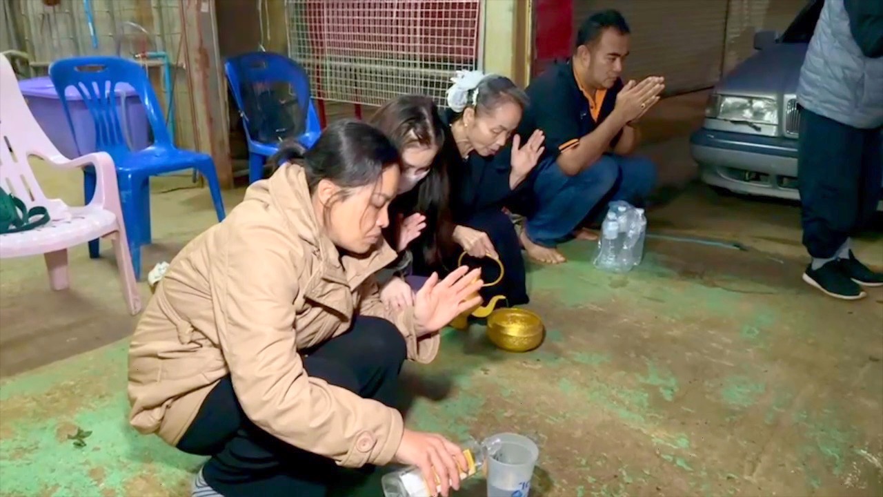 ครอบครัวทำบุญอุทิศส่วนกุศลกรวดน้ำให้ 'น้องดอม' กลับบ้าน-ไปสู่สุขคติ ด้าน 'เพื่อนหมูป่า' พร้อมออกค่าใช้จ่ายมาไทย