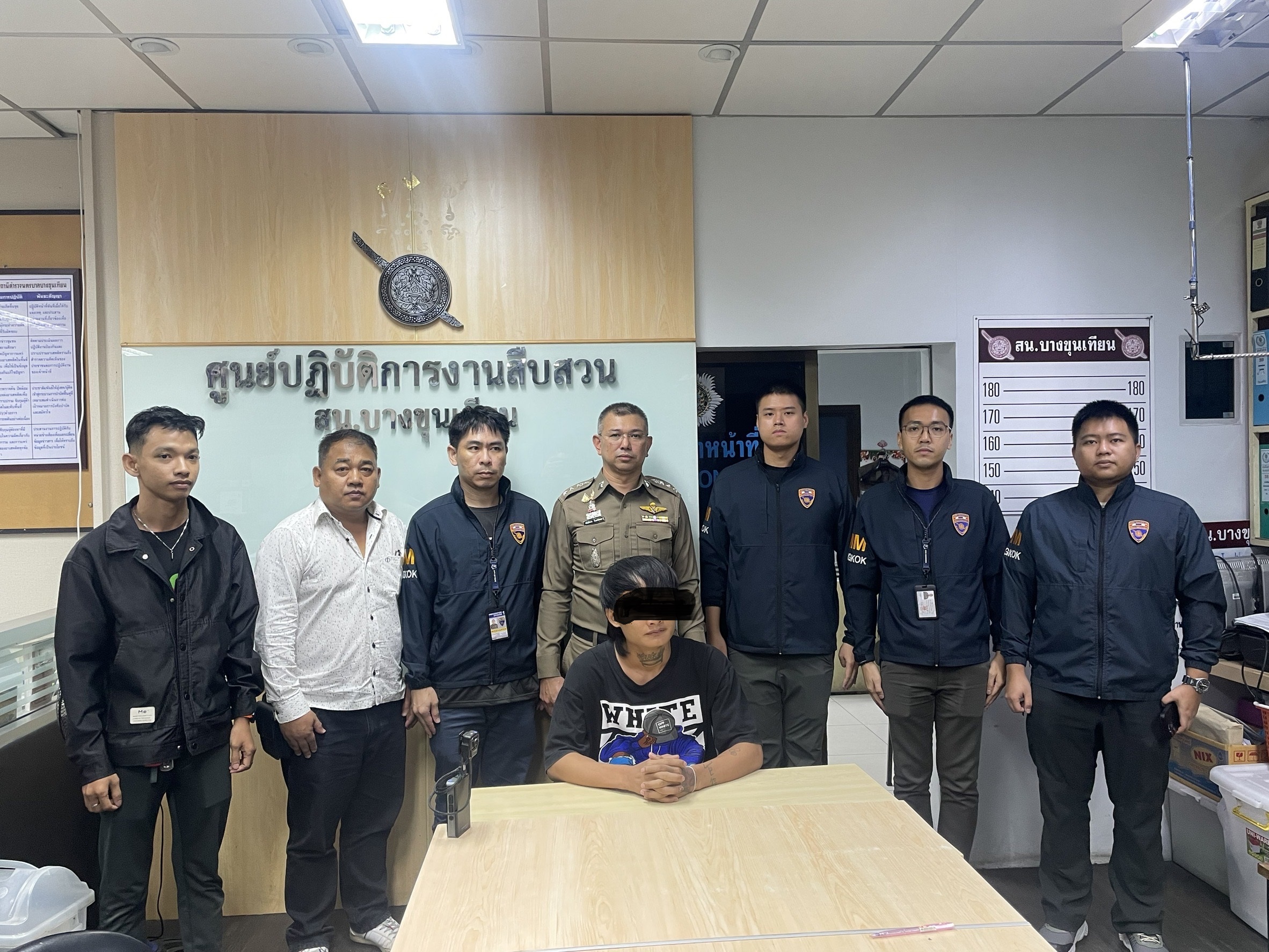  หนุ่มกะเหรี่ยงไลฟ์สดชวนพรรคพวกมานอนกับสาวไทยแอบเข้ามอบตัว 