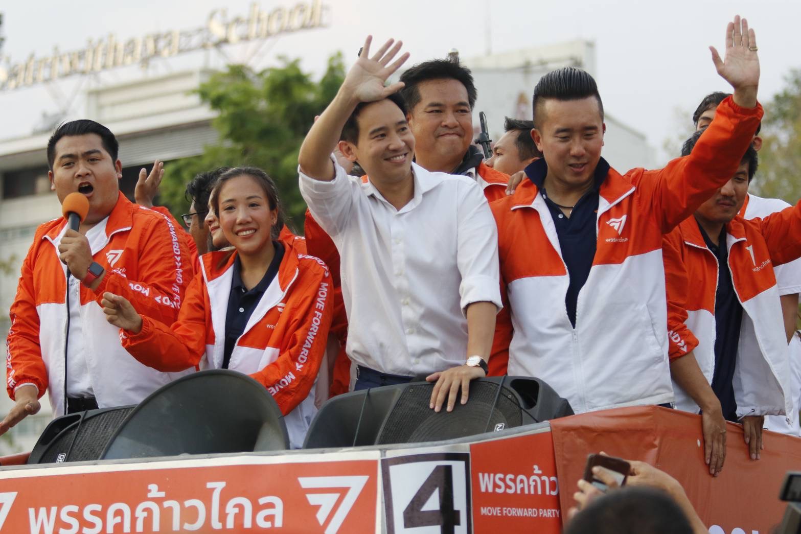 เนืองแน่น! “พิธา”นำว่าที่ ส.ส.ก้าวไกล ขึ้นรถแห่ ขอบคุณประชาชนร่วมเทคะแนนทะลุ 14 ล้านเสียง