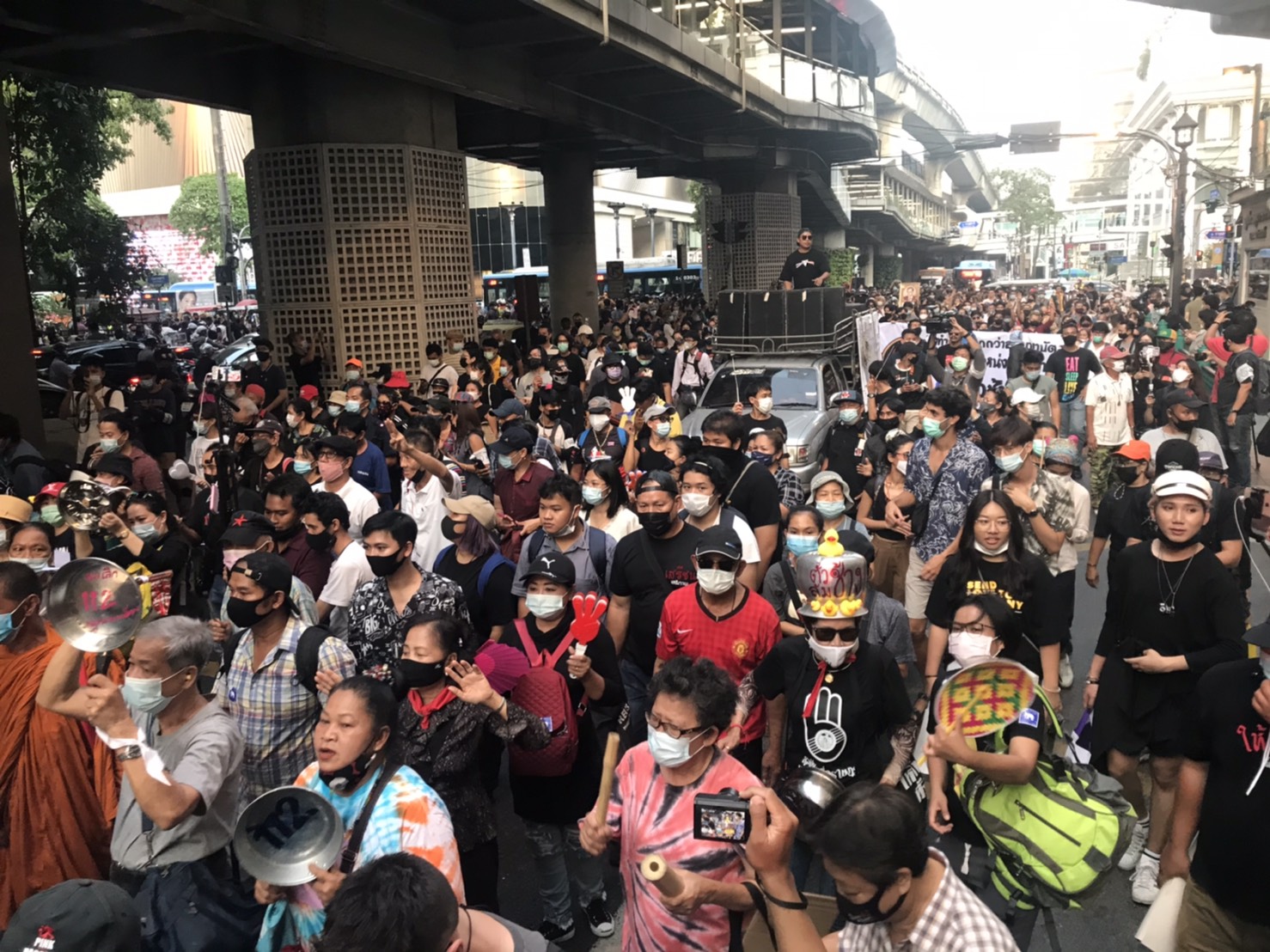 'ม็อบตำรวจล้มช้าง' ยึดราชประสงค์ อ้อนไม่เป็นศัตรูจนท. สุมไฟตร.ชั้นผู้น้อยปมย้ายข้ามหัว