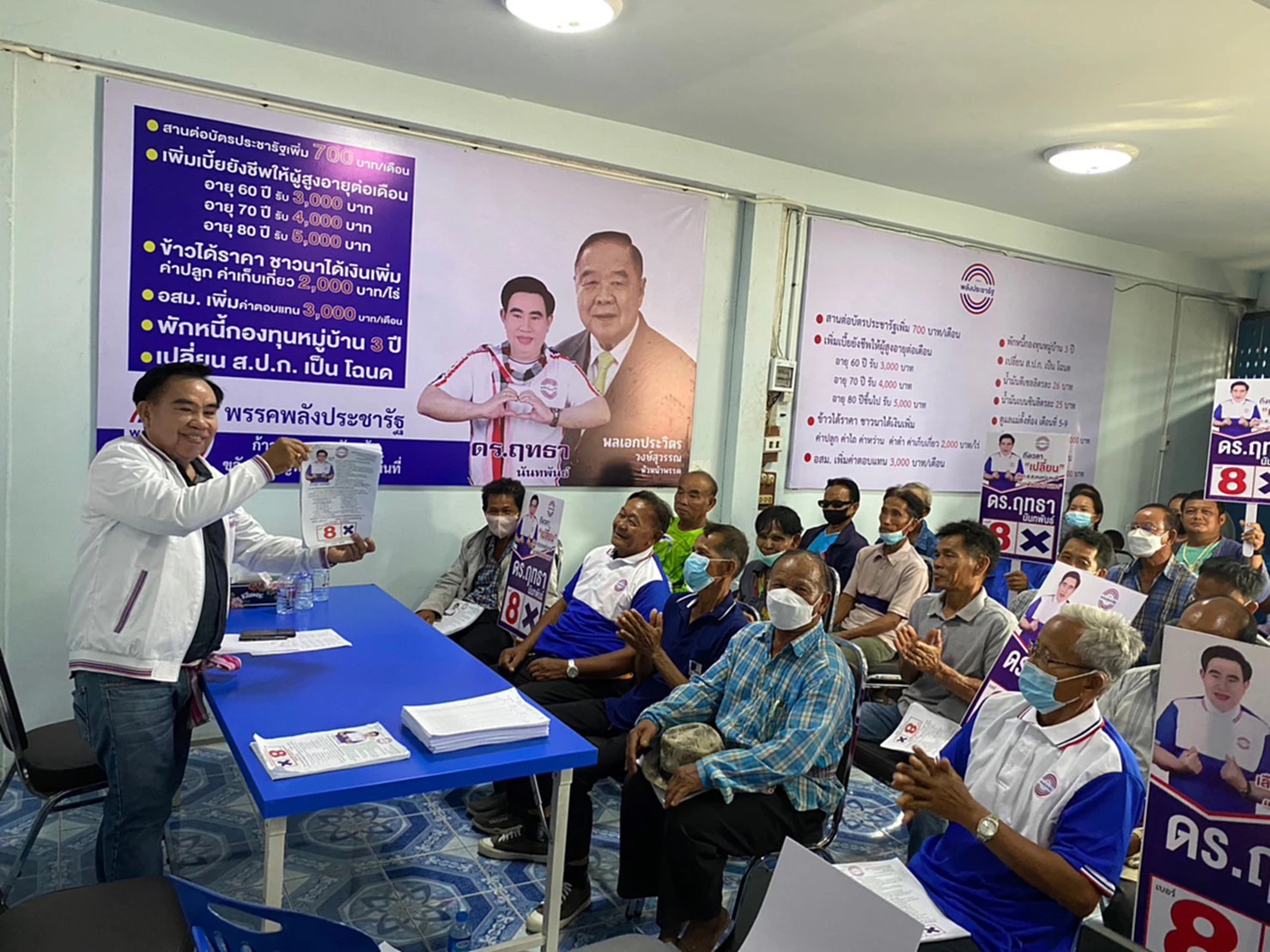 ผู้สมัคร ส.ส.ศรีสะเกษเริ่มออกหาเสียงจริงจัง ต่างชูนโยบายพรรคเรียกคะแนนจากชาวบ้าน