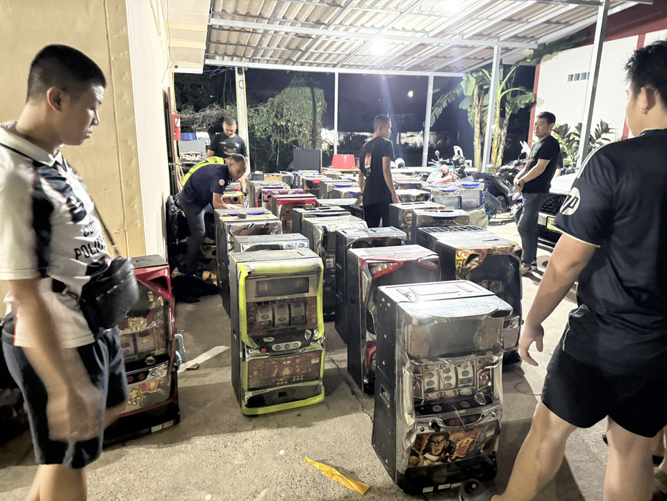 ตำรวจสัตหีบบุกจับ “ตู้สล็อตเถื่อน” 49 เครื่อง พบชาวจีนควบคุมขนย้าย เร่งสอบโยงแก๊งสแกมเมอร์จีนเทา