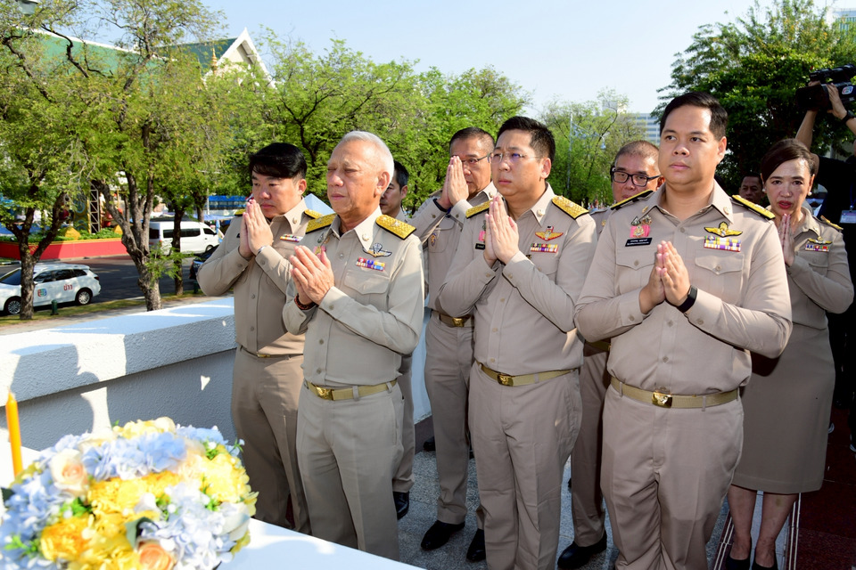 "พิพัฒน์" นำทัพ "3 รมช." เข้าก.หูกวางวันแรก ชู 3 มิติ "ลดรายจ่าย-ขับเคลื่อนศก.-พลังงานสีเขียว" เน้นทำงานไวเห็นผลจริง