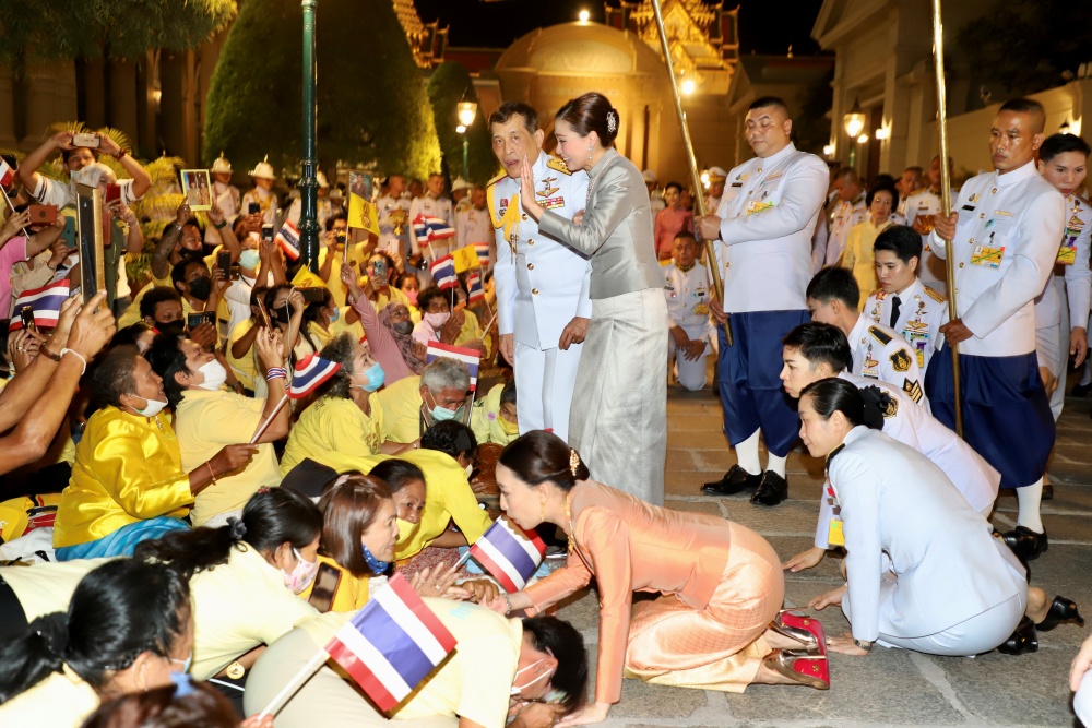 'ในหลวง-พระราชินี' ทรงพระดำเนินเยี่ยมราษฎรอย่างใกล้ชิด-ปชช.พร้อมใจส่งเสียง 'ทรงพระเจริญ' กึกก้อง (ประมวลภาพ)