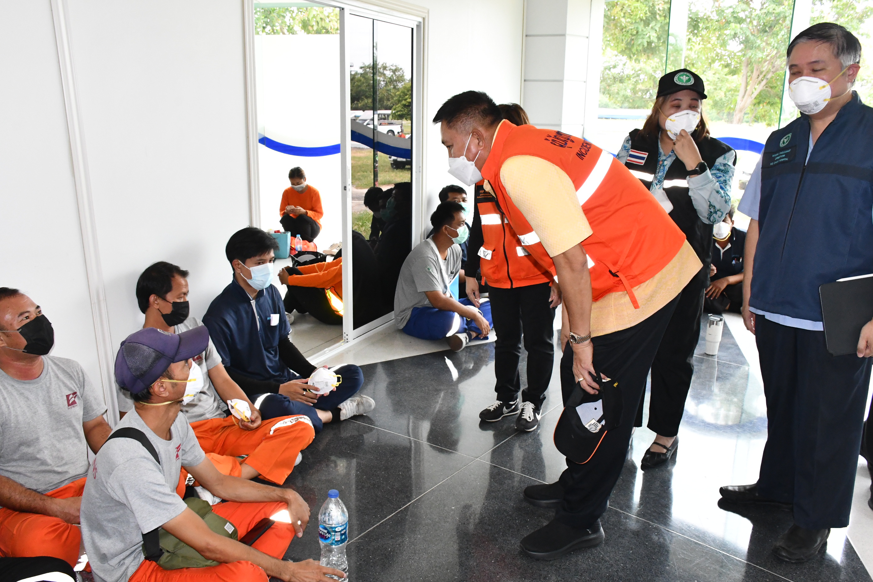 ผู้ว่าฯชลบุรีลงพื้นที่ติดตามเหตุไฟไหม้และระเบิดของตู้คอนเทนเนอร์บรรจุสารเคมีอันตราย "ท่าเรือแหลมฉบัง"