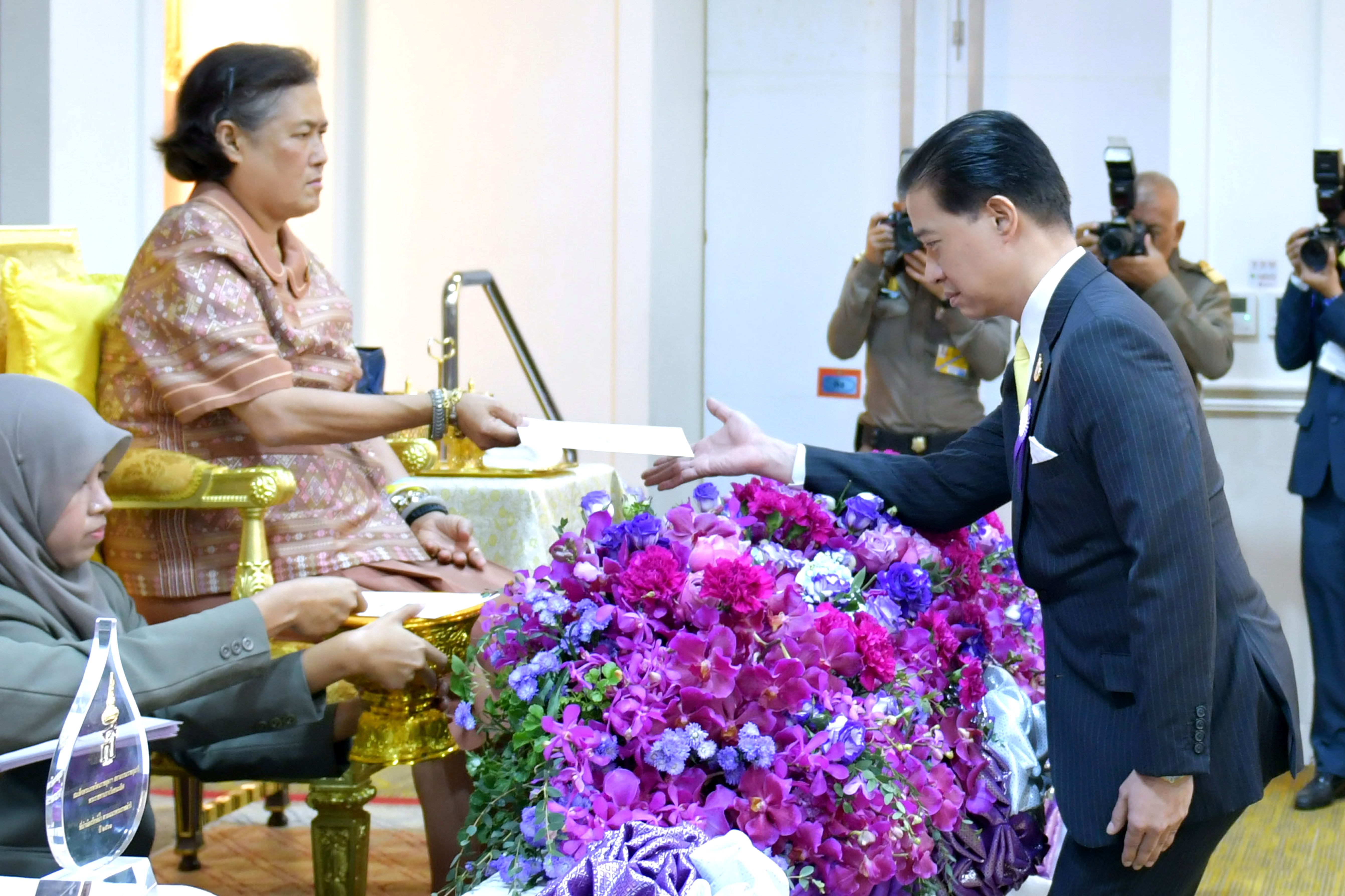 กลุ่มทรู รับพระราชทานเข็มที่ระลึก ผู้สนับสนุนมูลนิธิอุทกพัฒน์ ต่อเนื่องปีที่ 5