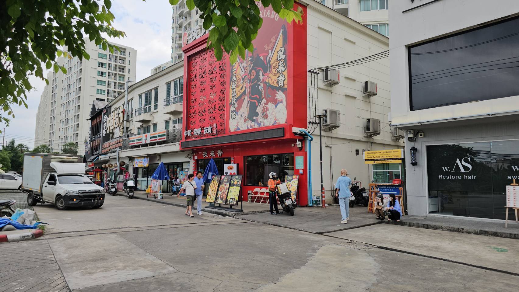 กองสืบท่องเที่ยวสนธิกำลังร่วมสืบสวน ตม.1 เปิดปฏิบัติการปิดล้อมตรวจค้นต่างชาติลักลอบทำงาน ในสถานที่กิน ที่เที่ยว ที่พัก และสถานที่จำหน่ายของที่ระลึก ย่านห้วยขวาง ตามวงจรการท่องเที่ยว ในข่วง  High Season