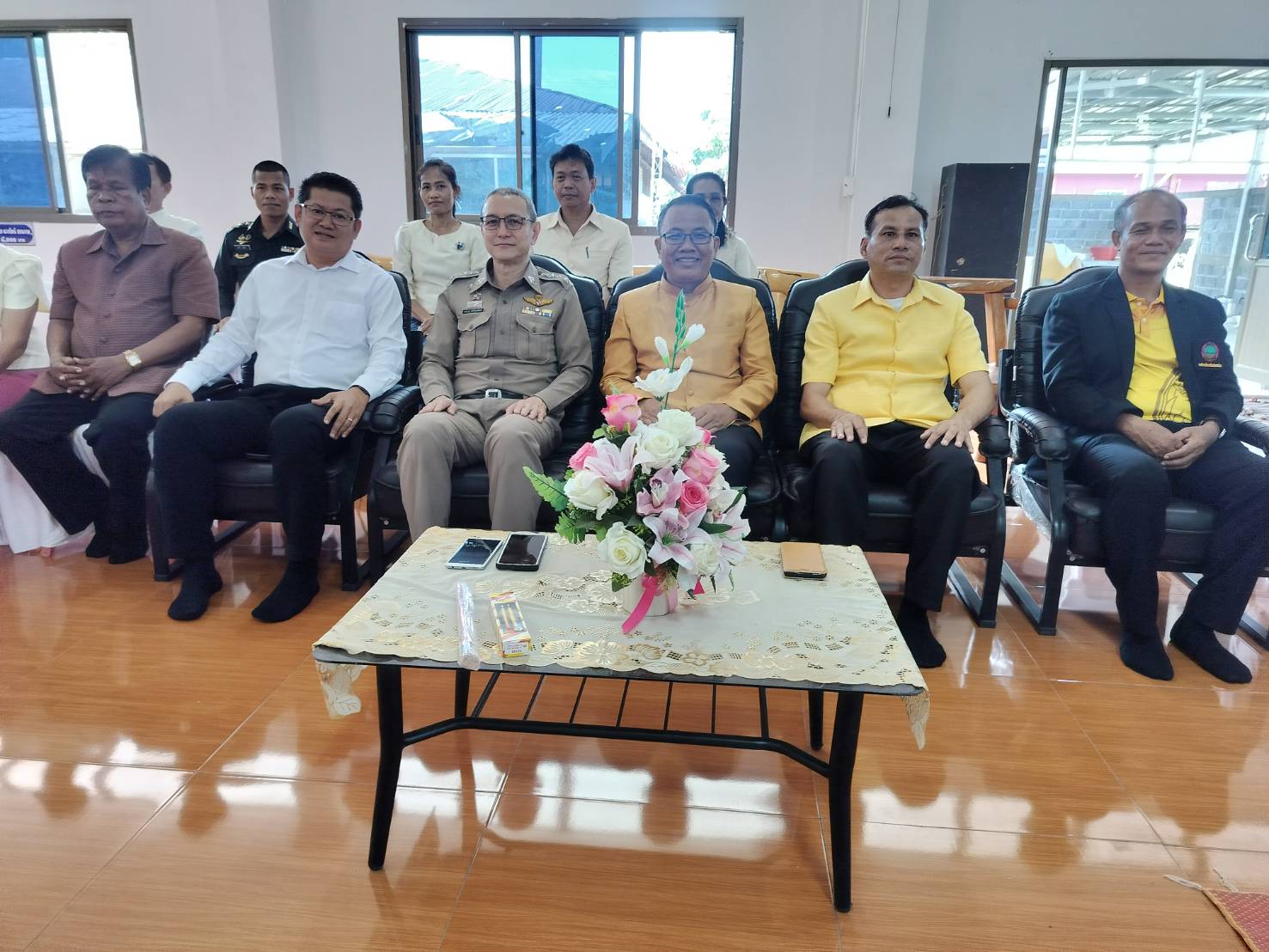 สุรินทร์พุทธศาสนิกชาวอำเภอบัวเชด ร่วมกันประกอบพิธีทอดผ้ากฐิน ที่วัดเทพอรุโณทัย