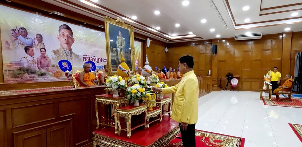 ผู้ว่าฯบุรีรัมย์ นำ ขรก.ร่วมพิธีเจริญพระพุทธมนต์ เฉลิมพระเกียรติฯ "ในหลวง"