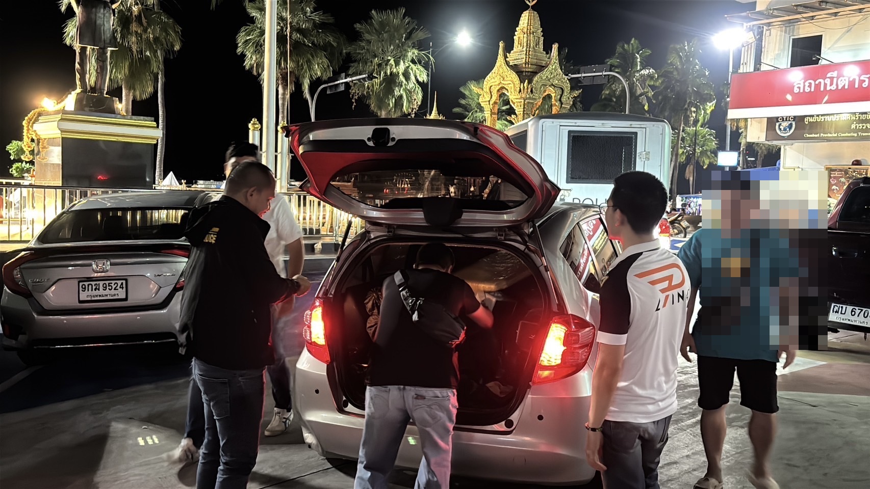ตร.พัทยารวบหนุ่มลาวลอบขายน้ำกระท่อมปล่อยเสื้อเช่าได้ของกลางเพียบ