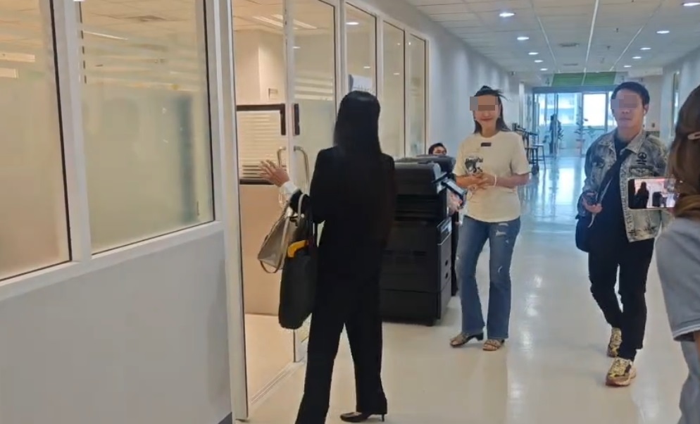 'เจ๊นุช บางเตย'มาตามนัดให้ปากคำตำรวจแจงปมเอี่ยวแม่ตั๊กหลอกขายทองคำออนไลน์ถูกแจ้ง2ข้อหา