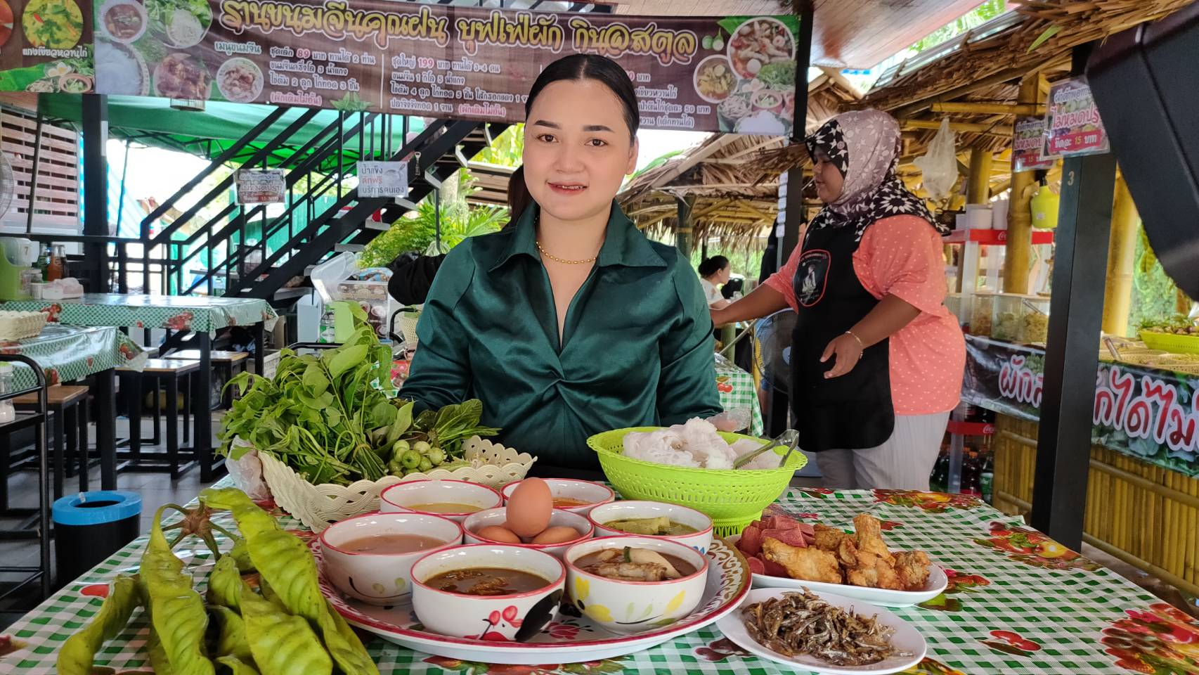  ร้านขนมจีนสตูลทำเก๋เปิดซุ้มบุฟเฟ่ต์ผักสดพื้นบ้านทานแบบจุก ๆ  คนตกงานคนยากไร้ทานฟรี 