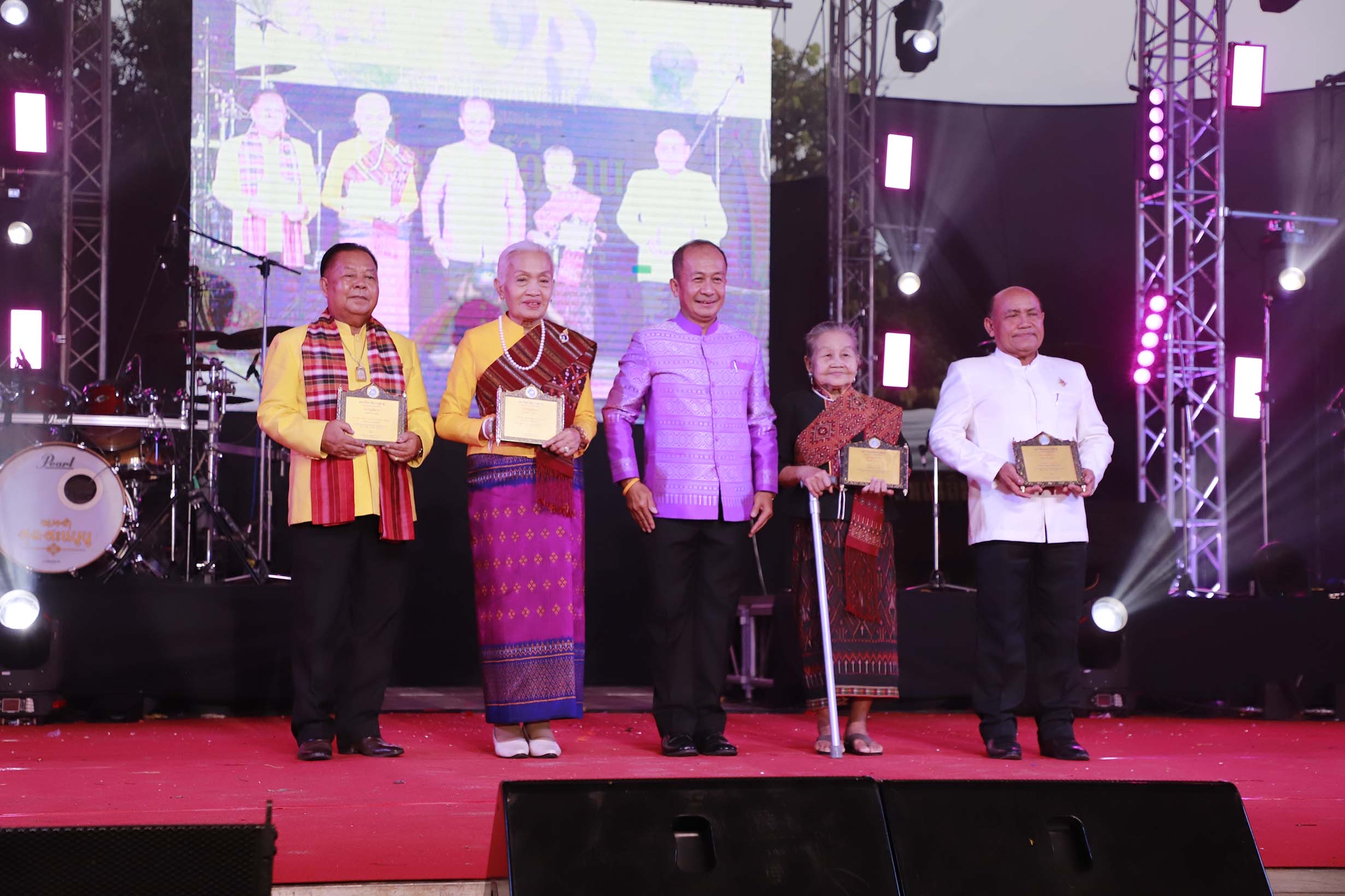กาฬสินธุ์ ร.ร.เลิงนกทา คว้าแชมป์ถ้วยพระราชทานดนตรีลูกทุ่งเมืองน้ำดำครั้งที่ 3 