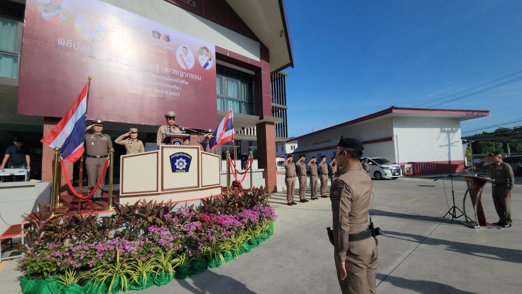 ตำรวจภูธรระยอง ปล่อยแถวเจ้าหน้าที่ตำรวจและฝ่ายปกครองระยอง ระดมกวาดล้างอาชญากรรมช่วงเทศกาลลอยกระทง