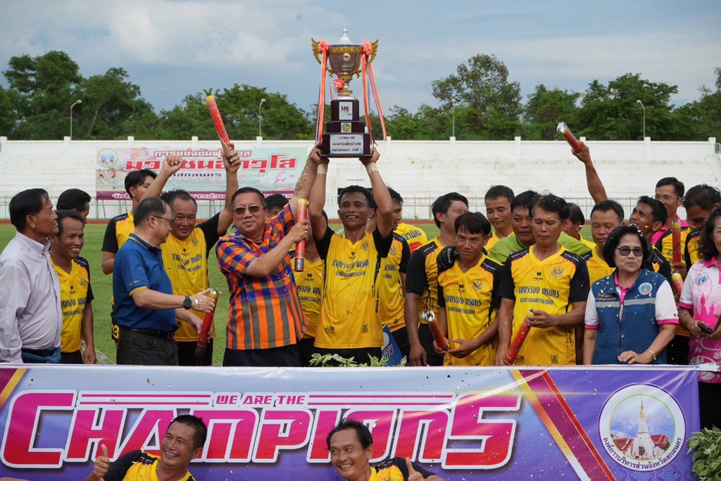 อ.พรรณานิคม เบียดเอาชนะ อ.เจริญศิลป์ 2-1 ศึกดวลแข้ง "ฟุตบอลมวลชนอาวุโส"