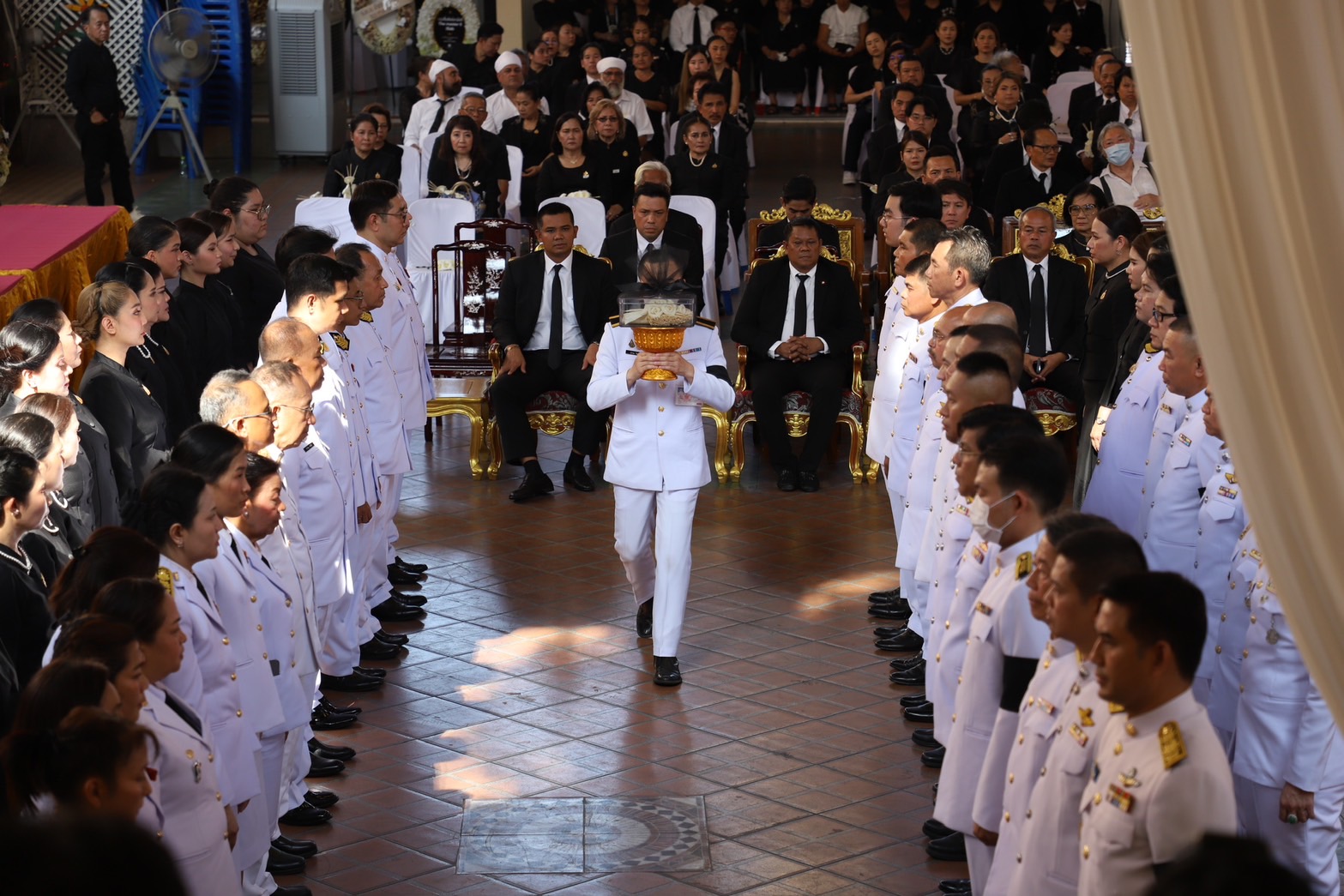 “เฉลิมชัย”ร่วมเป็นประธานพระราชทานเพลิงศพ “บิดา”เลขาฯคณะกรรมาธิการ การตำรวจ สภา