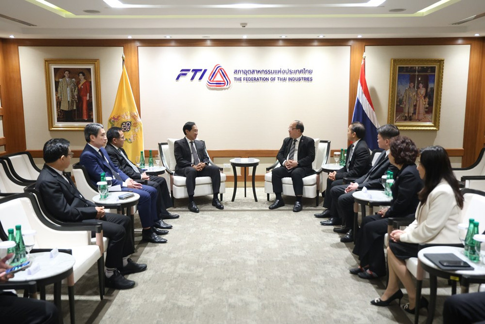 “โภคิน” นำทีมไทยสร้างไทยพบสภาอุตสาหกรรมฯ ถกแก้คอร์รัปชัน–วิกฤตเศรษฐกิจ เสนอพักใช้กฎหมายใบอนุญาต ตั้ง 3 กองทุนอุ้ม SMEs