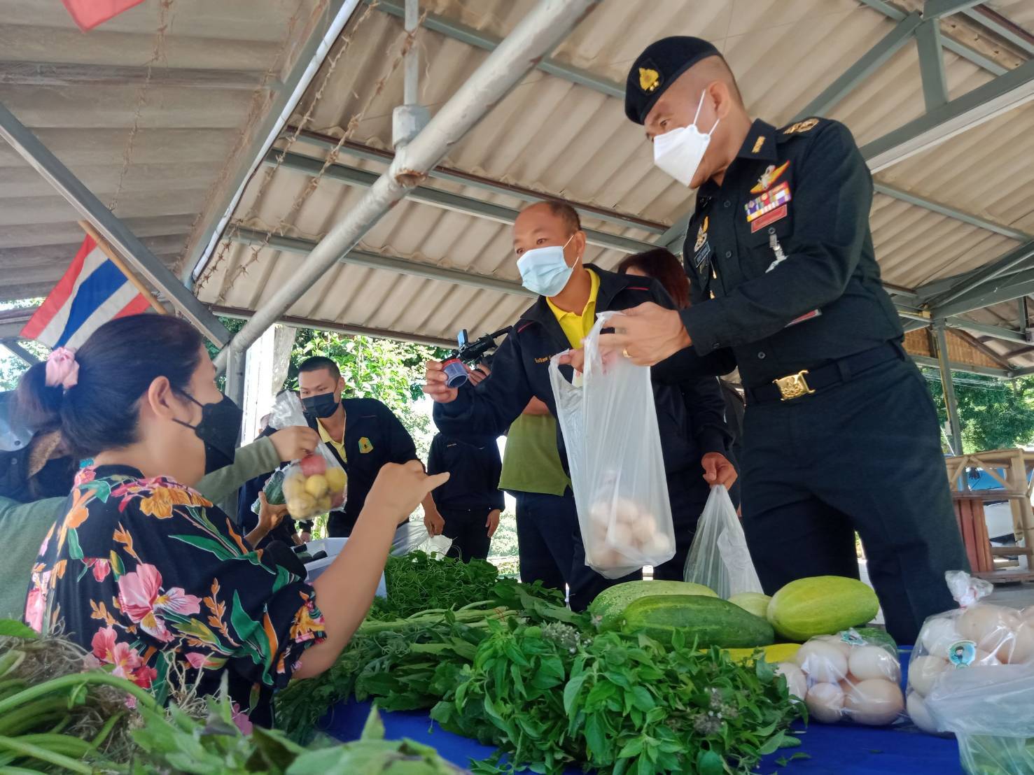 โครงการทหารพันธุ์ดี ค่ายเม็งรายมหาราช มณฑลทหารบกที่ 37 นำผักสวนครัวปลอดสาร ออกจำหน่ายบรรเทาเดืือดร้อนปชช. กำลังพล ช่วงโควิด ระบาด
