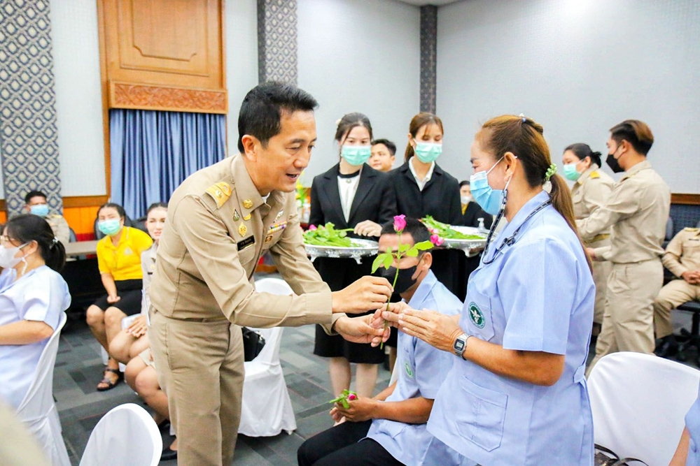 "สราวุธ" ต้อนรับบุคลากร "สอน.-รพ.สต." 16 แห่งเข้าสู่ครอบครัว อบจ.ประจวบฯ 