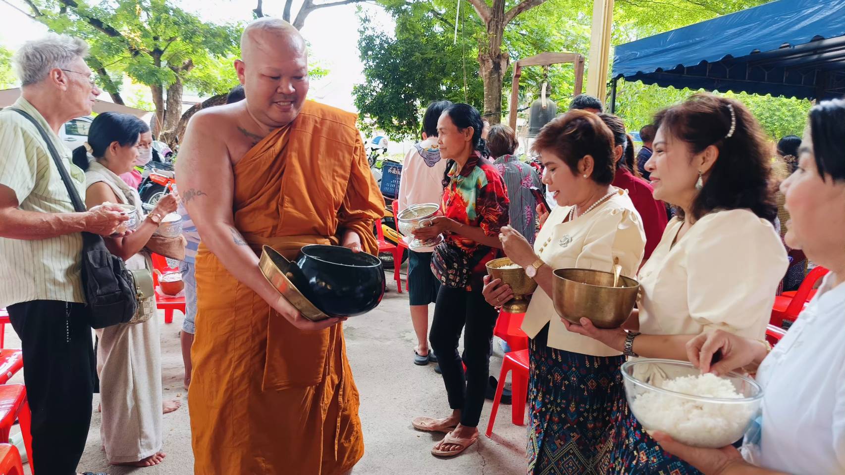 รองนายกตะเคียนเตี้ย นำคณะทำงานสตรีตำบลตะเคียนเตี้ย ร่วมทำบุญตักบาตรในงานปริวาสกรรม เนื่องในวันวิสาขบูชา 