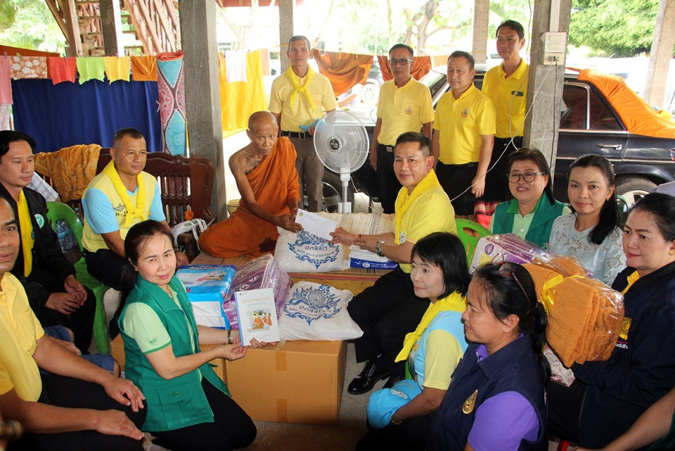 รองผู้ว่าฯร้อยเอ็ด เยี่ยมพระภิกษุอาพาธ มอบสิ่งของและเงินช่วยเหลือวัดบ้านหนองนาหล้า