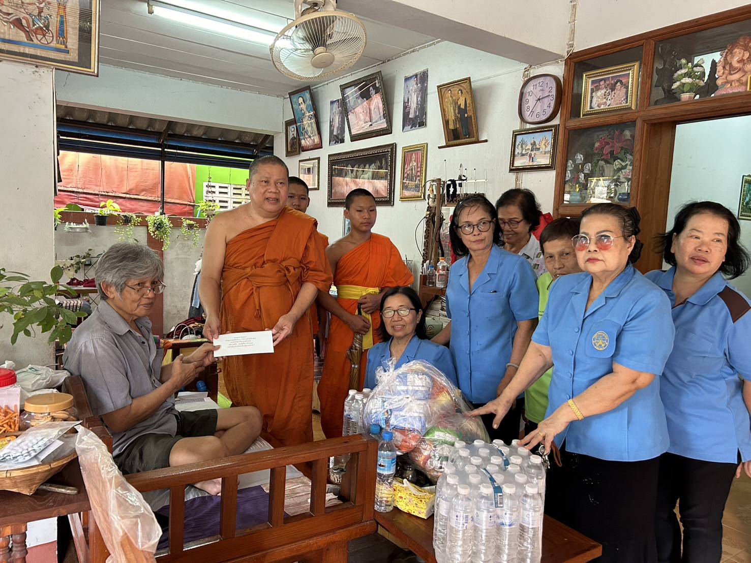 แม่สอด "ครูบาชัย" ร่วมคณะกรรมการชุมชนมณีไพรสณฑ์ ร่วมกันออกเยี่ยมผู้สูงอายุ ผู้ป่วยติดเตียง 