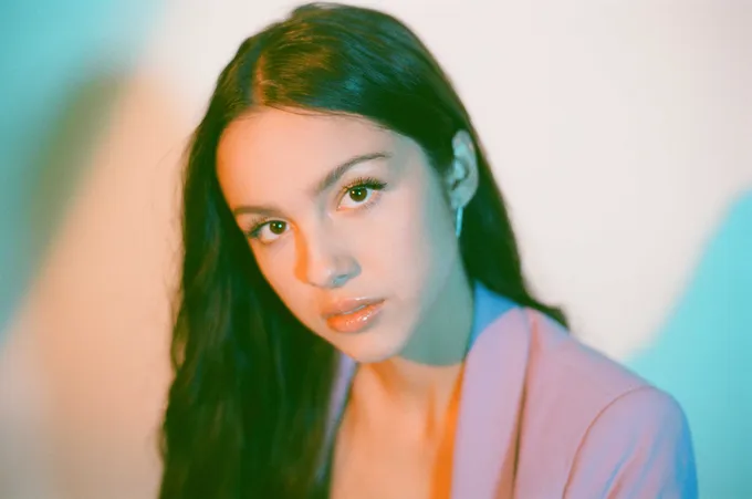 สะเทือนวงการเพลงโลก! “Olivia Rodrigo” พาเพลง “drivers license” ครองบัลลังก์ชาร์ตเพลงอันดับหนึ่งทั่วโลก 8 สัปดาห์ซ้อน