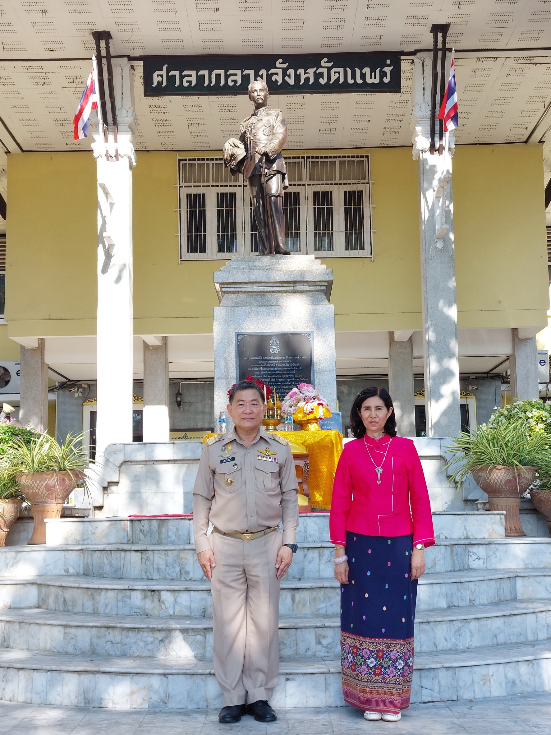 พ่อเมืองแพร่ คนที่ 57 พร้อมนายกเหล่ากาชาด เข้าปฎิบัติงานวันแรก สักการะสิ่งศักดิ์สิทธิ์บริเวณศาลากลางจังหวัด