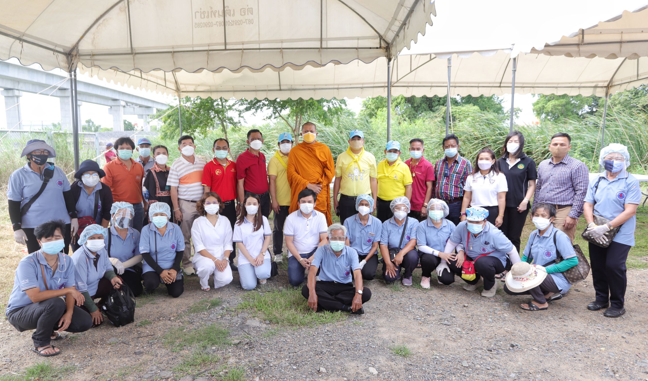 ผู้ช่วยเจ้าอาวาสวัดระฆังฯมอบถุงยังชีพประชาชน อ.เมืองปทุมธานีพร้อมมอบหีบศพให้กับผู้ยากไร้ "โควิด 19" ให้วัดชินวรารามวรวิหาร