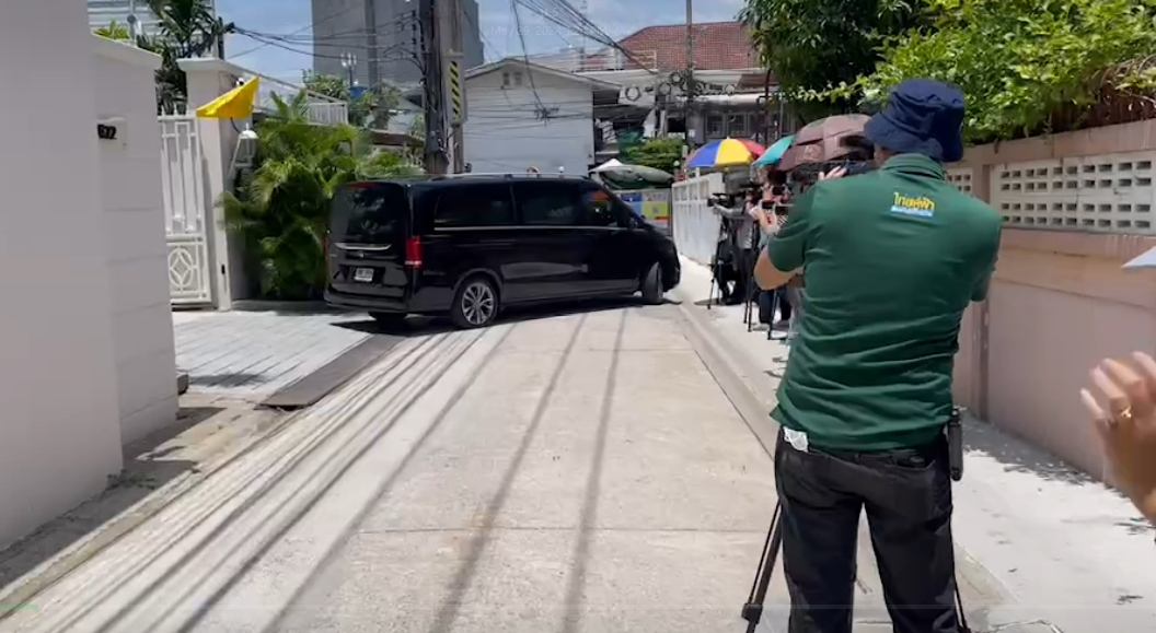 "ทนายความ" ยัน "ทักษิณ" ยังอยู่ในบ้านจันทร์ส่องหล้า 