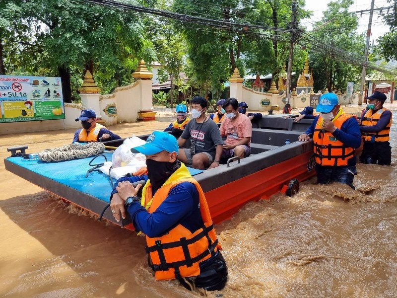 หน่วยพัฒนาการเคลื่อนที่ 16 ระดมกำลังพลจิตอาสา ช่วยผู้ประสบอุทกภัยอำเภอหล่มสัก