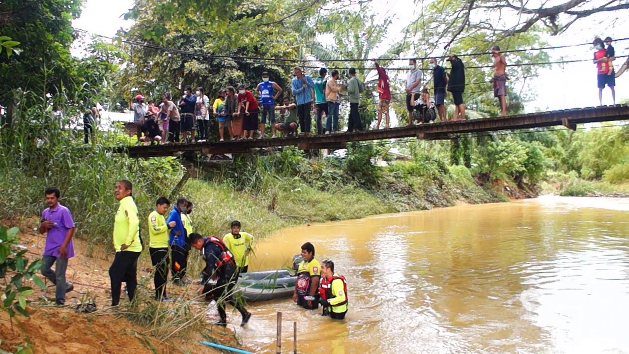 หนุ่มวัย 20 ปี ป่วยอัลไซเมอร์ พลัดตกคลองชุมพร กู้ภัยเร่งหาข้ามคืน รุ่งเช้าพบเป็นศพลอยติดก่อไผ่