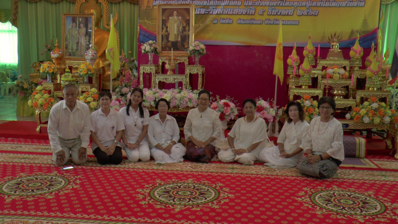 ชาวอำเภอบ้านนาร่วมพิธีเจริญพระพุทธมนต์เป็นสิริมงคลให้แผ่นดินและปวงชนชาวไทยทุกหมู่เหล่า 