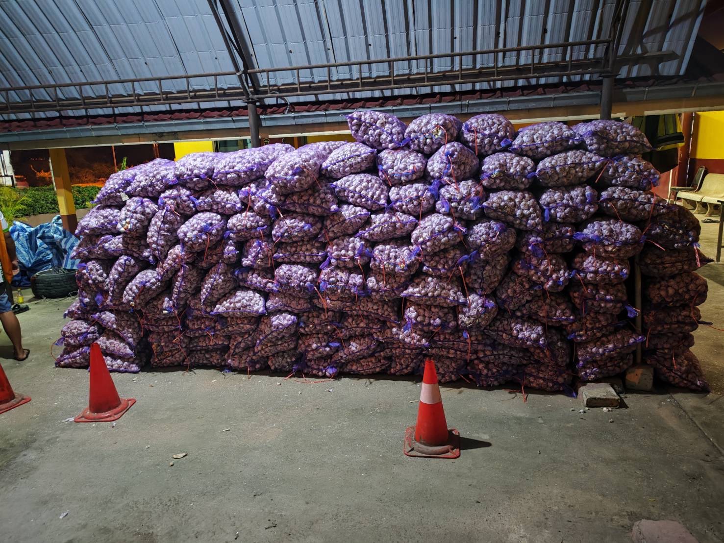 สกัดจับเครือข่ายลักลอบขนย้ายกระเทียมเถื่อน  มูลค่ารวมกว่า 2 ล้านบาท